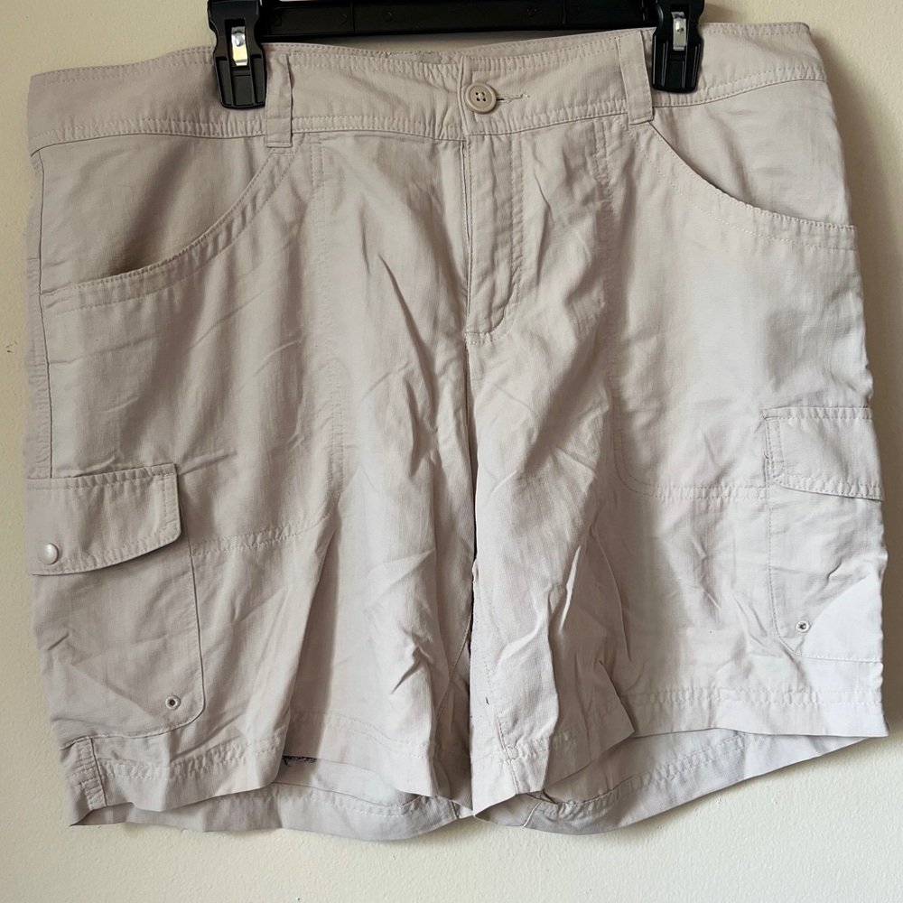 Columbia water wicking cargo shorts